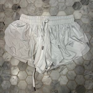 FLOWY SHORTS IN WHITE